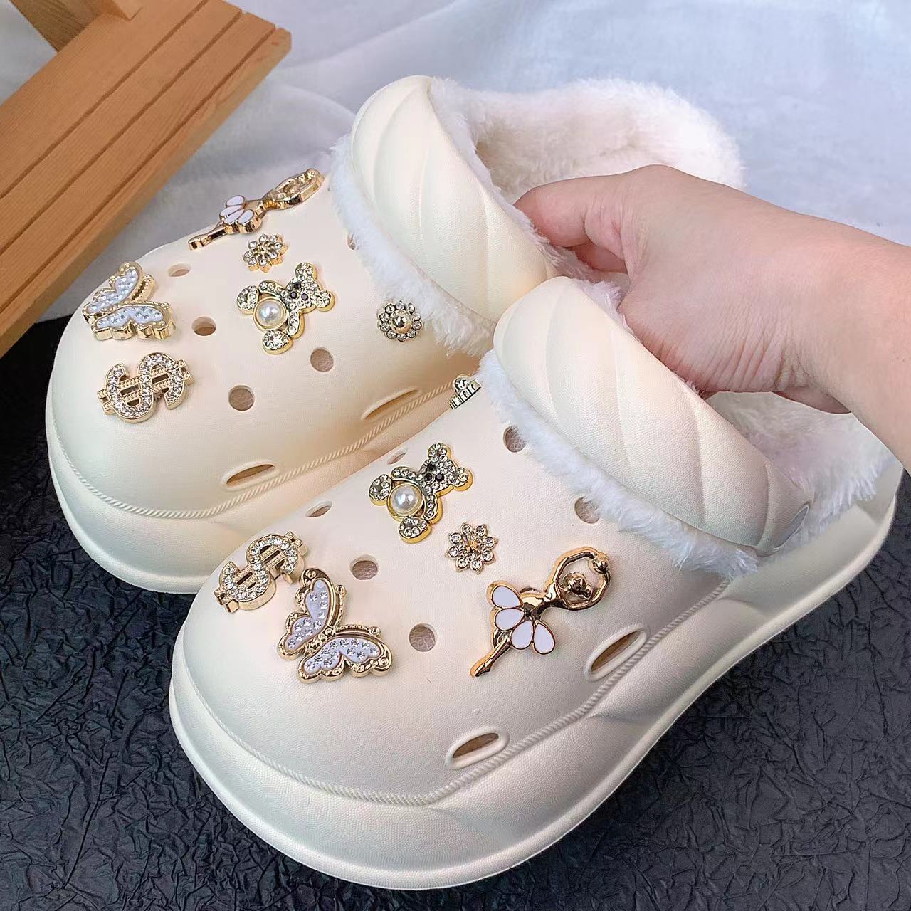 Новые хлопковые туфли с толстой подошвой и отверстиями для женщин, зимние, для танцев, модные, верхняя одежда, хлопковые туфли с отверстиями 38/39
Новые хлопковые туфли с толстой подошвой и отверстиями для женщин, зимние, для танцев, модные, верхняя одежда, хлопковые туфли с отверстиями 38/39