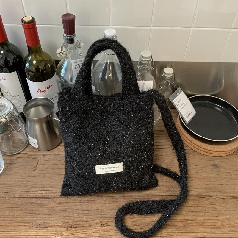 Winter new plush soft waxy shoulder bag underarm bag large capacity commuter portable tote bag
Winter new plush soft waxy shoulder bag underarm bag large capacity commuter portable tote bag