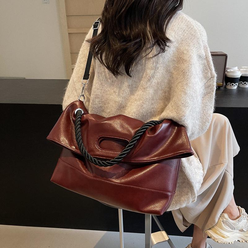 Retro bag new women s bag large capacity fashionable versatile shoulder bag college student tote bag бордовий
Retro bag new women s bag large capacity fashionable versatile shoulder bag college student tote bag бордовий