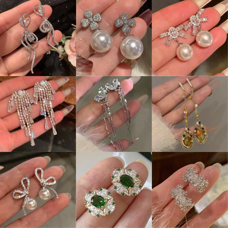 Zircon cold wind fringed earrings fashionable super flash earrings light luxury high-end temperament versatile earrings
Zircon cold wind fringed earrings fashionable super flash earrings light luxury high-end temperament versatile earrings