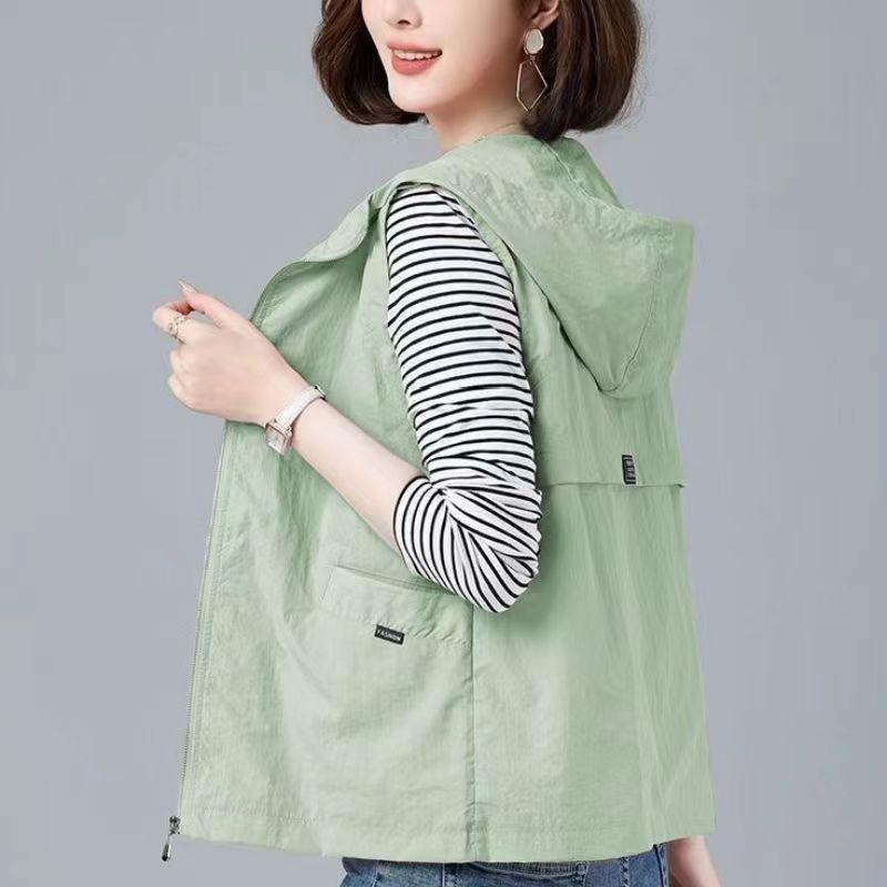 Thin Summer Women s Vest Jacket Short Hooded Sleeveless Coat Female Solid Color Casual Liner Waistcoat Jackets Tops 5XL зелений
Thin Summer Women s Vest Jacket Short Hooded Sleeveless Coat Female Solid Color Casual Liner Waistcoat Jackets Tops 5XL зелений