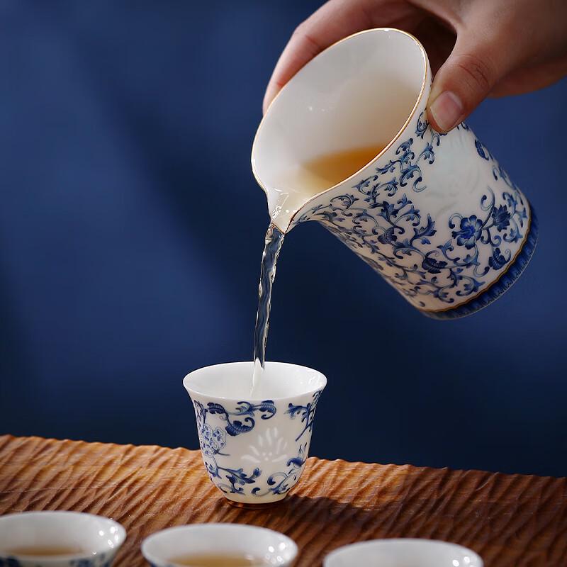 Yi Hu De Ceramic Blue and White Lotus Tea Set
Yi Hu De Ceramic Blue and White Lotus Tea Set