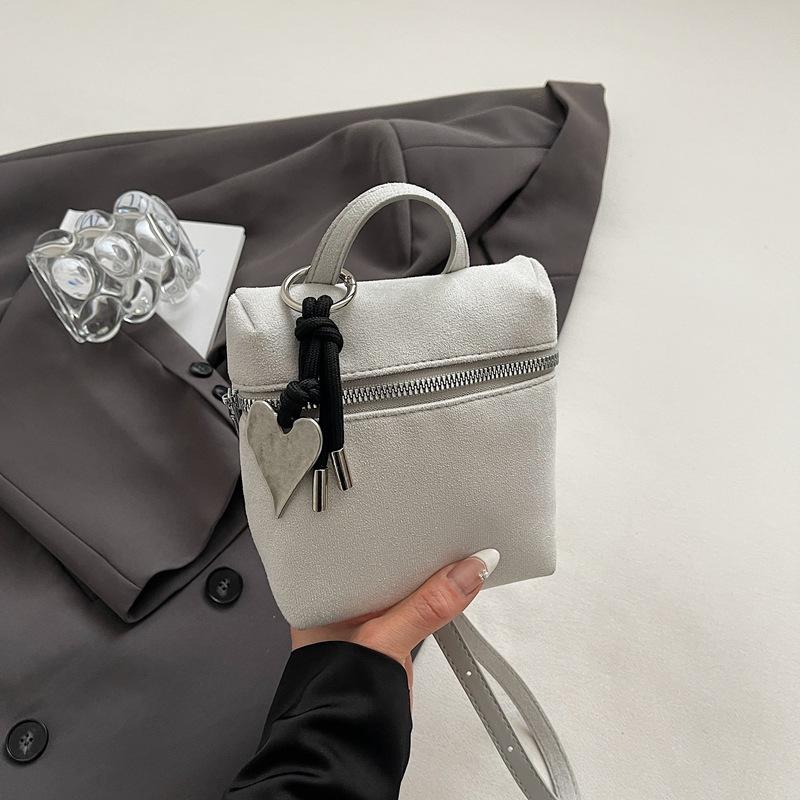 Корейская версия повседневной нишевой модной женской сумки 2025 лето новая высокоценная на плечо мессенджер сумка для мобильного телефона
Корейская версия повседневной нишевой модной женской сумки 2025 лето новая высокоценная на плечо мессенджер сумка для мобильного телефона