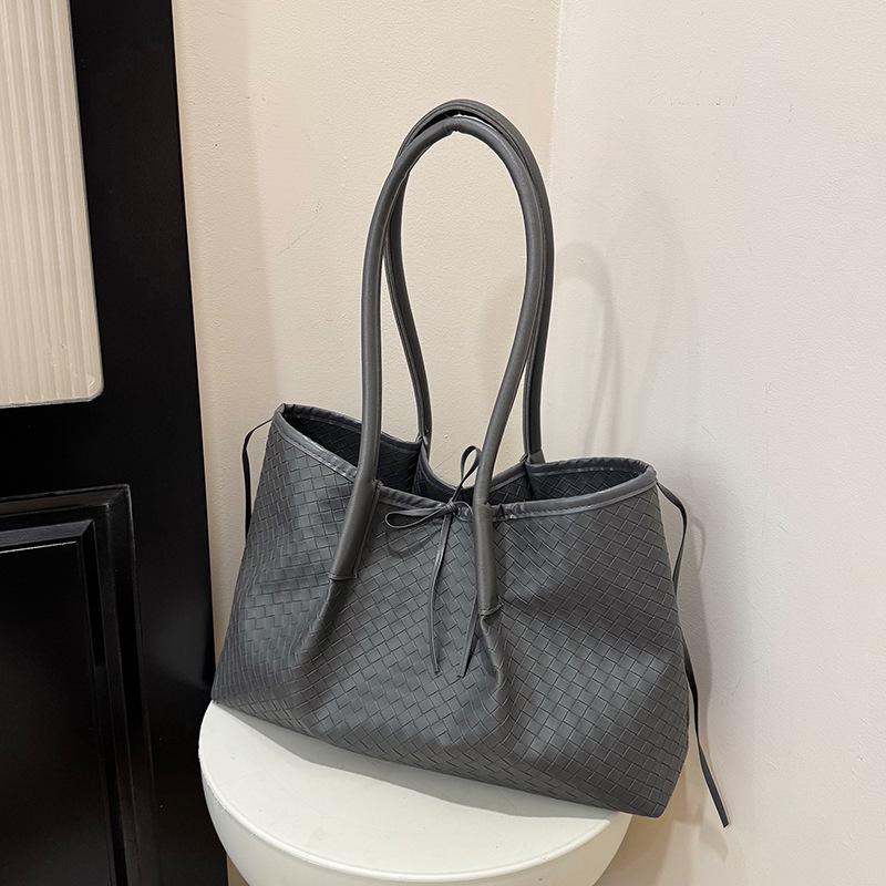 Large capacity urban trend handbag daily travel versatile shoulder bag new simple and elegant bag women серый
Large capacity urban trend handbag daily travel versatile shoulder bag new simple and elegant bag women серый