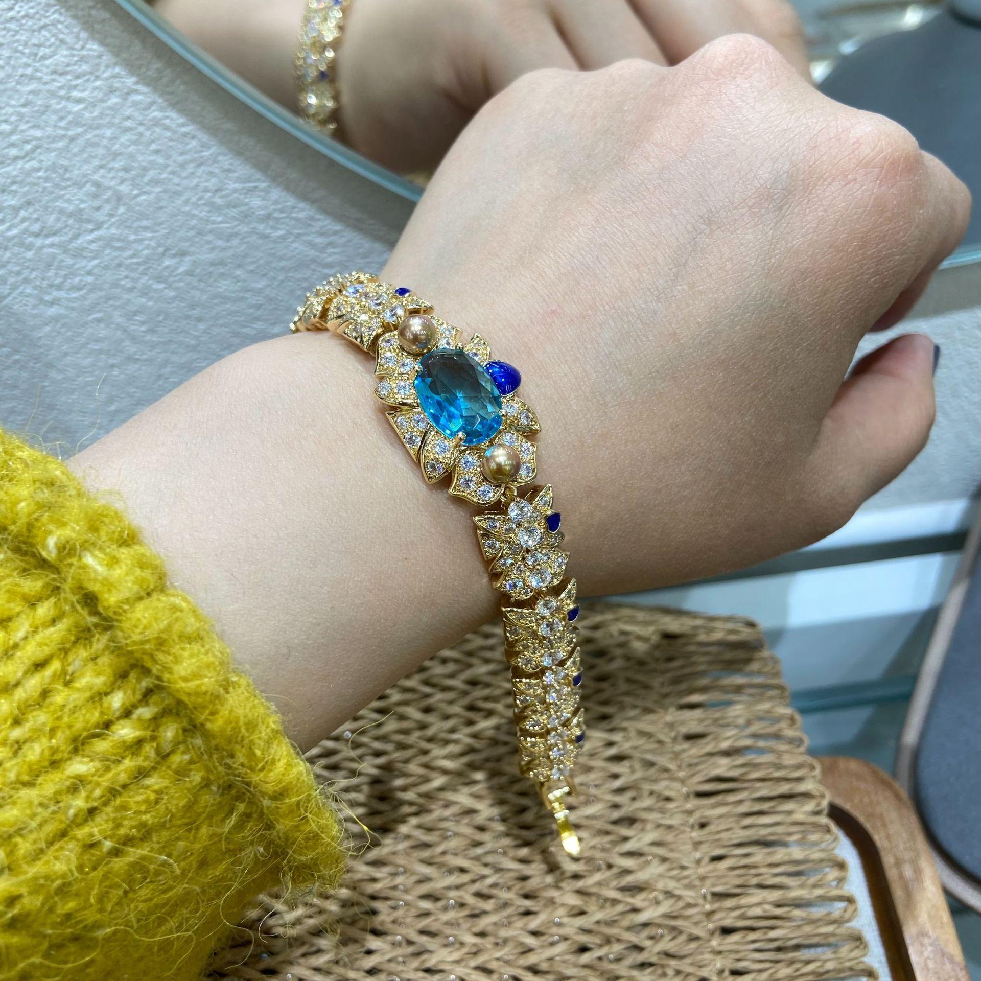 Italian Retro Light Luxury Handmade Zircon Flower Bracelet Sweet And Spicy Style Personalized Trend With Chain Jewelry
Italian Retro Light Luxury Handmade Zircon Flower Bracelet Sweet And Spicy Style Personalized Trend With Chain Jewelry