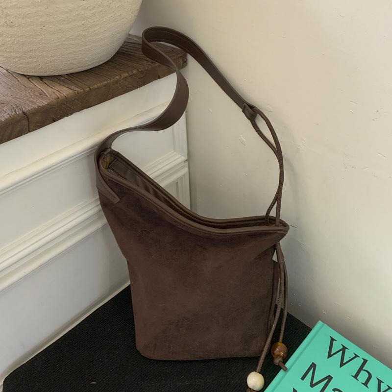 Frosted cowhide leopard print bucket bag women s high-value niche foreign style underarm bag suede messenger bag small tote bag
Frosted cowhide leopard print bucket bag women s high-value niche foreign style underarm bag suede messenger bag small tote bag