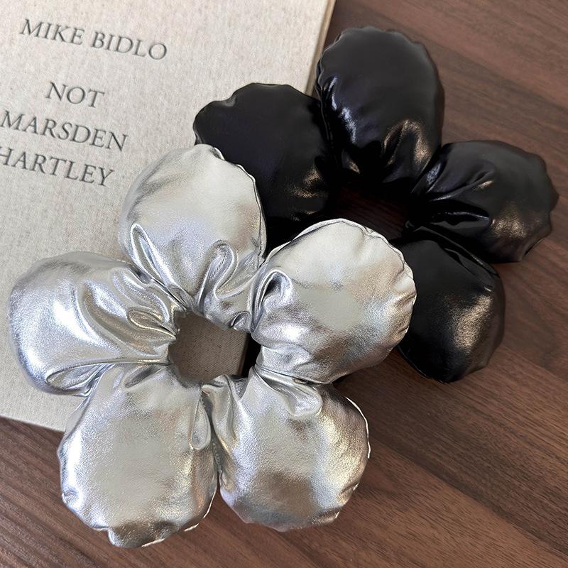 Retro New Silver High-Quality Three-Dimensional Flowers Large Headbands Women Temperament Hair Rope Girl Tie Horsetail Hair Band
Retro New Silver High-Quality Three-Dimensional Flowers Large Headbands Women Temperament Hair Rope Girl Tie Horsetail Hair Band