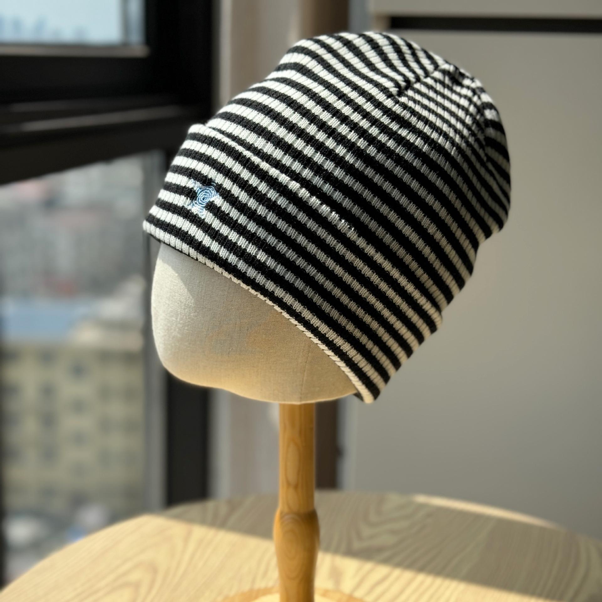 Теплая в полоску шапка-бини из вязаной шерсти для женщин, парный стиль, большой обхват головы, ветрозащитная и холодостойкая, модная one size
Теплая в полоску шапка-бини из вязаной шерсти для женщин, парный стиль, большой обхват головы, ветрозащитная и холодостойкая, модная one size