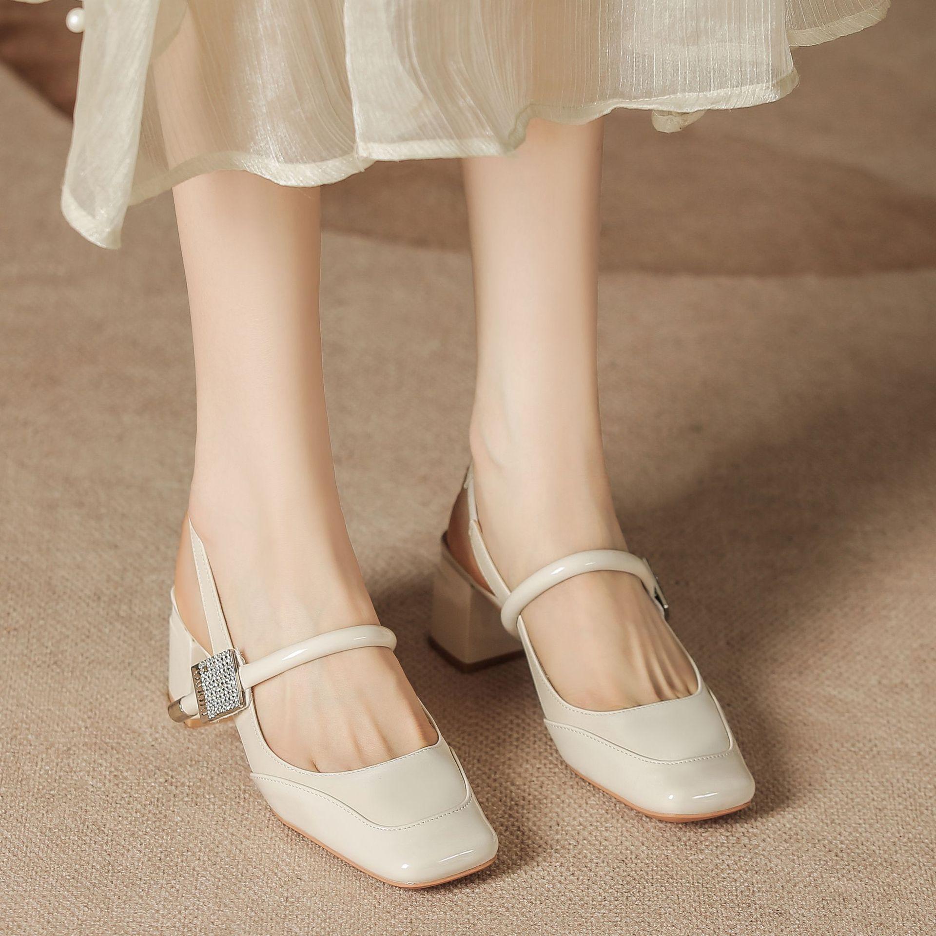 H988-36 Korean version bag head sandals women s square head back empty thick heel summer sandals with skirt one word with shoes children 40
H988-36 Korean version bag head sandals women s square head back empty thick heel summer sandals with skirt one word with shoes children 40