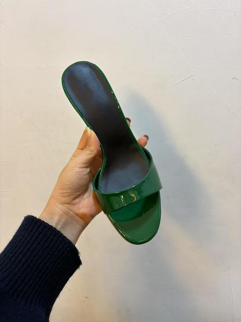 Genuine leather French patent leather high-heeled round head one-word slippers women s outer wear 2025 new summer temperament thin-heeled cool slipper 40
Genuine leather French patent leather high-heeled round head one-word slippers women s outer wear 2025 new summer temperament thin-heeled cool slipper 40