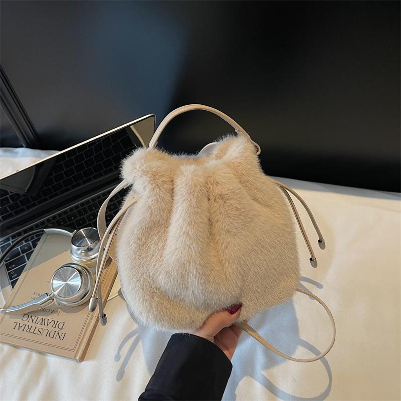 Chic Red Plush Handbags for Women Autumn Winter Faux Fur Mini One Shoulder Crossbody Bags French Texture Soft Plush Clutch Mini(Max Length<20cm)
Chic Red Plush Handbags for Women Autumn Winter Faux Fur Mini One Shoulder Crossbody Bags French Texture Soft Plush Clutch Mini(Max Length<20cm)