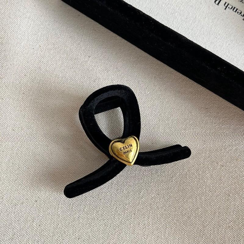 Autumn and winter velvet wave grab clip large shark clip feeling Korean disc hair clip simple headgear
Autumn and winter velvet wave grab clip large shark clip feeling Korean disc hair clip simple headgear