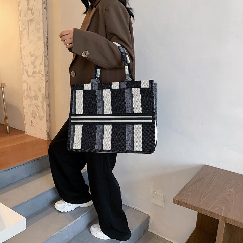 Black & White Plaid Tote: Versatile Canvas Handbag for Working Women with Large Capacity & Stylish Design Small коричневий
Black & White Plaid Tote: Versatile Canvas Handbag for Working Women with Large Capacity & Stylish Design Small коричневий
