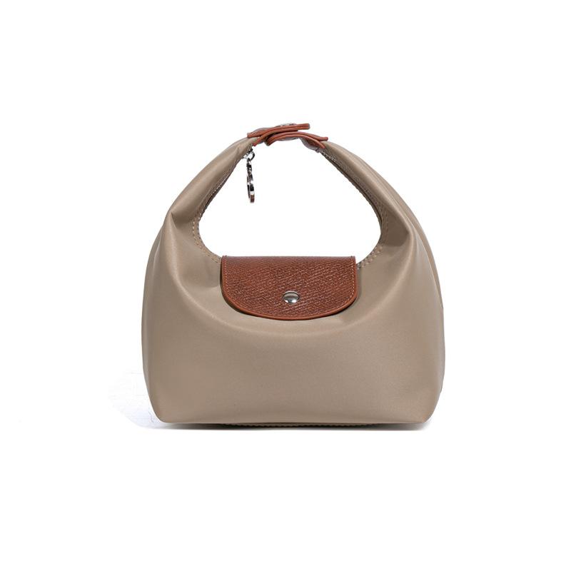 New Waterproof and Durable Nylon Cloth Handbag for Dumplings, Lightweight Lunch Box Bag, High-end Casual Crossbody Bag
New Waterproof and Durable Nylon Cloth Handbag for Dumplings, Lightweight Lunch Box Bag, High-end Casual Crossbody Bag