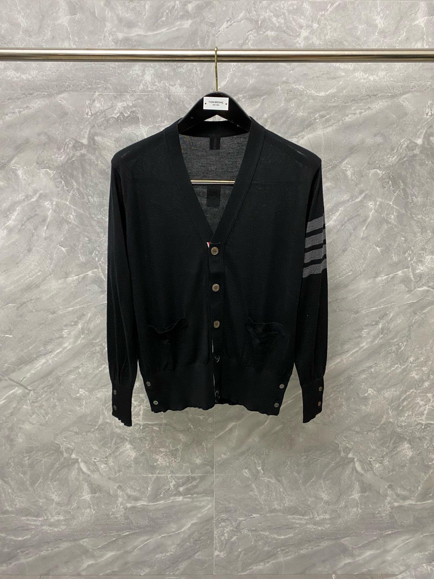 TB Unisex Merino Wool Knitted Cardigan, Spring/Summer Lightweight, Classic 5-Button Design Size 0 (70-100 kg) чорний
TB Unisex Merino Wool Knitted Cardigan, Spring/Summer Lightweight, Classic 5-Button Design Size 0 (70-100 kg) чорний