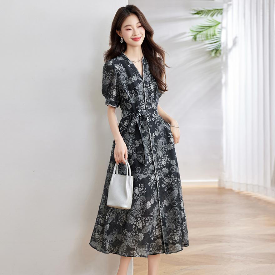 Европейская станция Модная печать Темперамент Элегантная длинная юбка Летнее новое V-образное горло Короткий рукав Платье с талией Женщины 3XL
Европейская станция Модная печать Темперамент Элегантная длинная юбка Летнее новое V-образное горло Короткий рукав Платье с талией Женщины 3XL