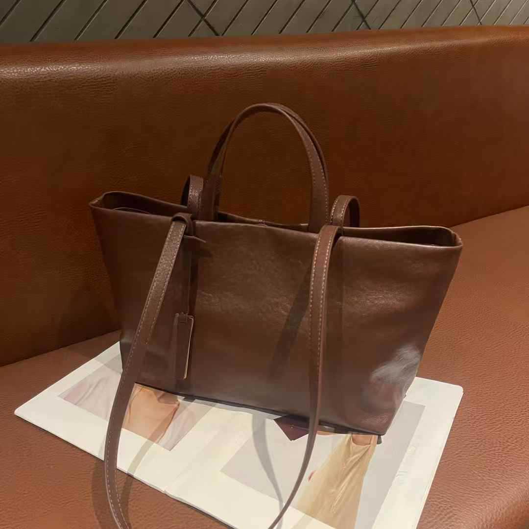 Oilwax Genuine Leather Handbag Fashiable Ladies Cow Leather Tote Bag 2026 Large Cowhide Shoulder or Crossbody Bags
Oilwax Genuine Leather Handbag Fashiable Ladies Cow Leather Tote Bag 2026 Large Cowhide Shoulder or Crossbody Bags