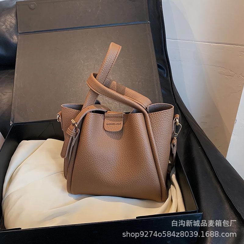 Large capacity bucket bag autumn and winter fashion portable messenger large bag women s bag 2025 this year popular retro bucket bag
Large capacity bucket bag autumn and winter fashion portable messenger large bag women s bag 2025 this year popular retro bucket bag