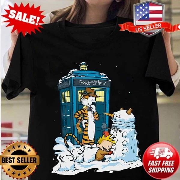 Calvin and Hobbes with Doctor Who s TARDIS and a Dalek T-Shirt S-5XL 3XL
Calvin and Hobbes with Doctor Who s TARDIS and a Dalek T-Shirt S-5XL 3XL