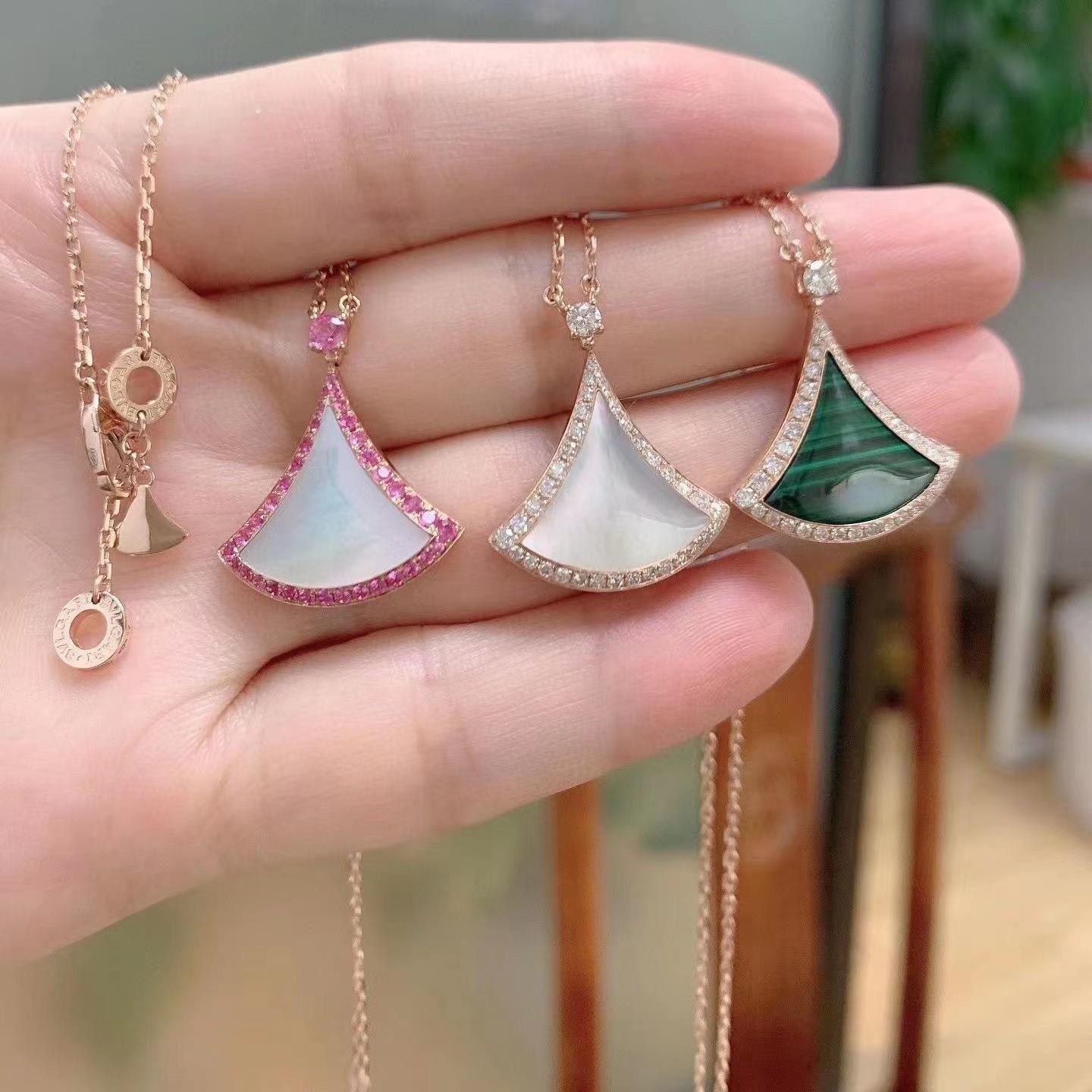 V Gold Elegant Fan-Shaped Pendant Necklace for Women – White Mother of Pearl & Red Chalcedony Clavicle Chain, Ideal Girlfriend Gift.
V Gold Elegant Fan-Shaped Pendant Necklace for Women – White Mother of Pearl & Red Chalcedony Clavicle Chain, Ideal Girlfriend Gift.