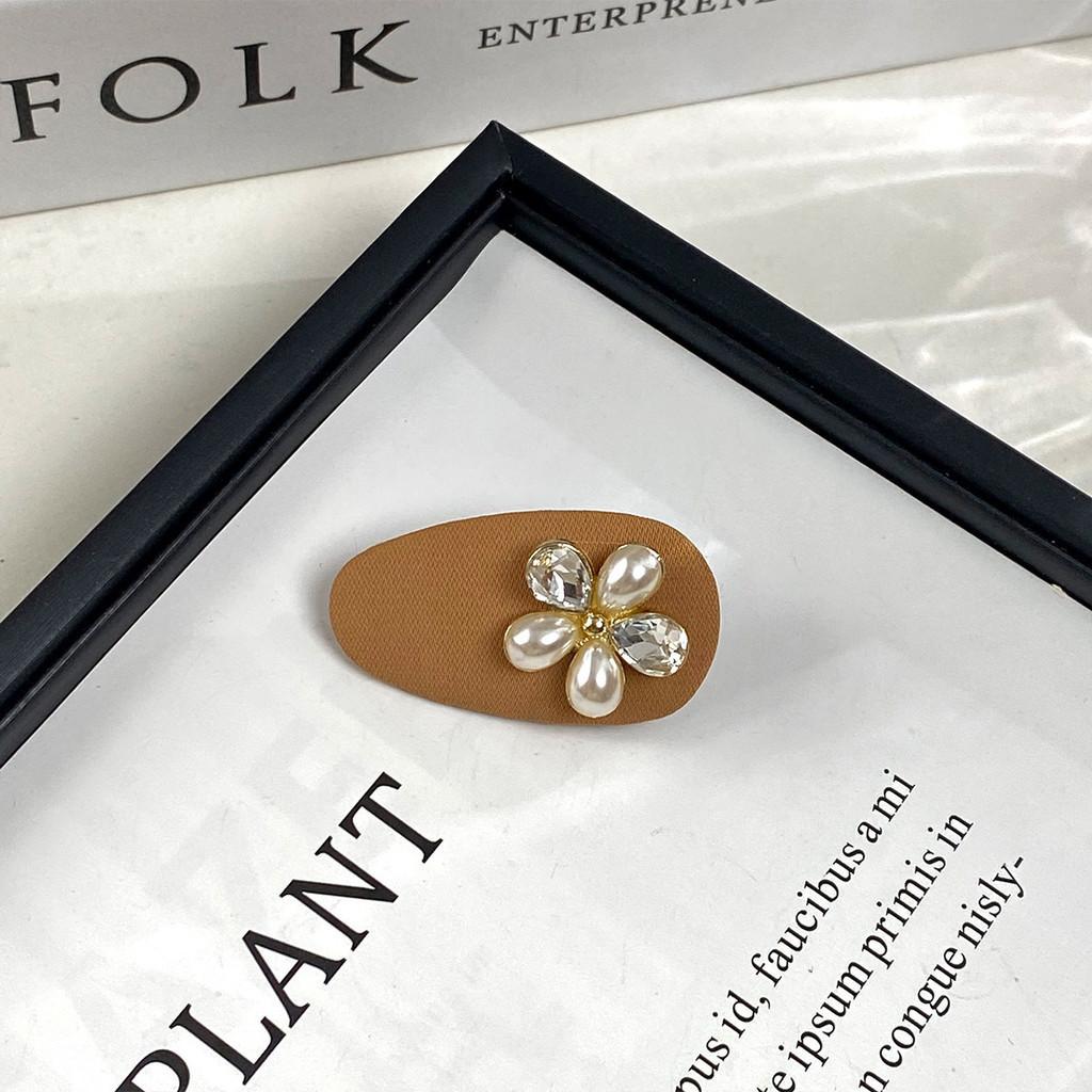 Lovely Korean Candy Color Pearl Flower Hair Clip With Handmade Craftsmanship Edge Clip Khaki
Lovely Korean Candy Color Pearl Flower Hair Clip With Handmade Craftsmanship Edge Clip Khaki