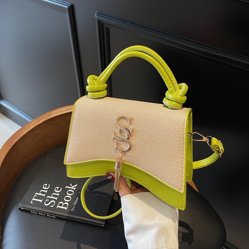 2025 summer new casual trend retro chain one shoulder crossbody small square bag simple letter fashion women s bag зелений
2025 summer new casual trend retro chain one shoulder crossbody small square bag simple letter fashion women s bag зелений