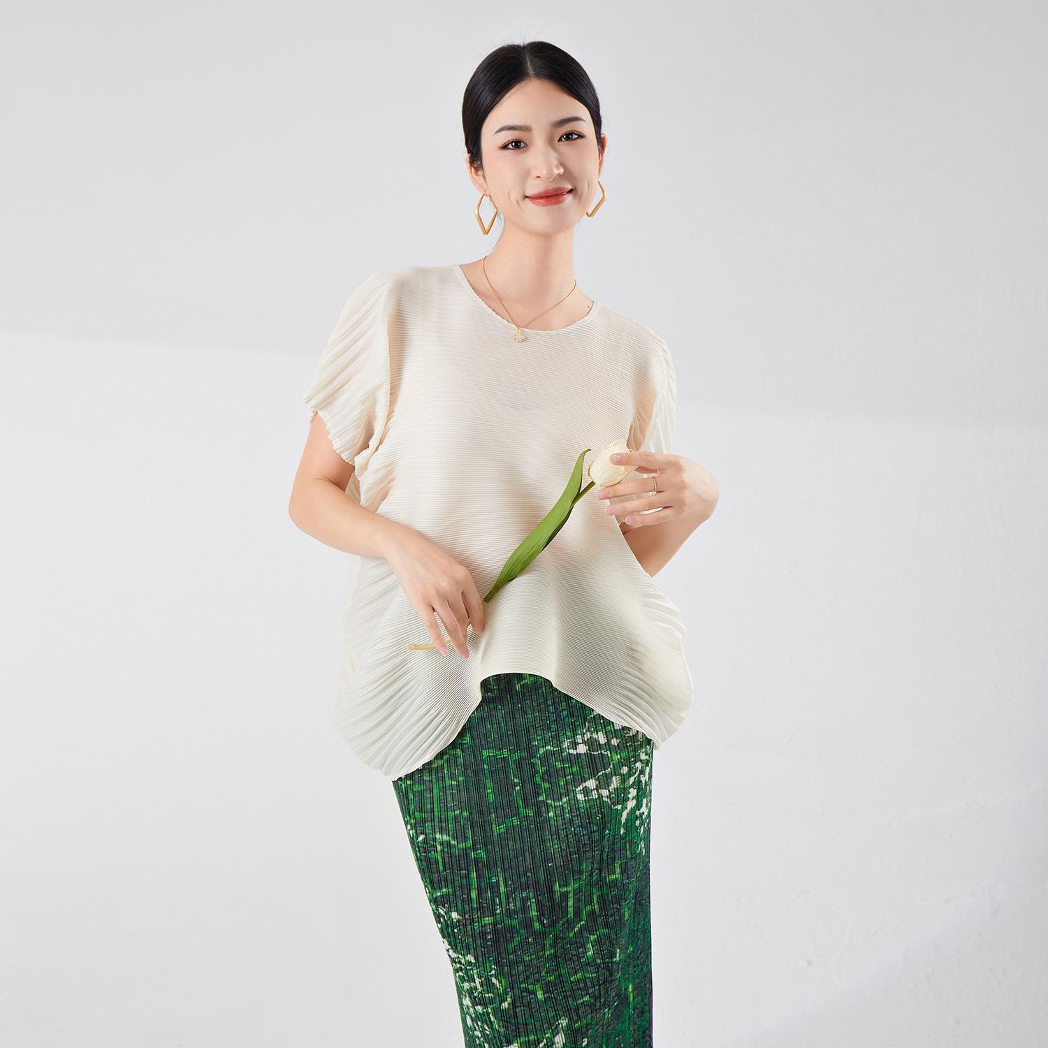 Miyake Loose Fit Irregular Short Sleeve Women s T-shirt - Summer Solid Color, Slimming, Versatile Temperament. One Size
Miyake Loose Fit Irregular Short Sleeve Women s T-shirt - Summer Solid Color, Slimming, Versatile Temperament. One Size