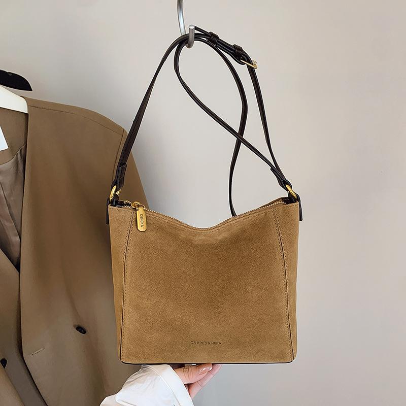 Shoulder bag women s 2025 autumn new fashion commuter bag simple large capacity messenger tote bag multi-purpose women s bag хакі
Shoulder bag women s 2025 autumn new fashion commuter bag simple large capacity messenger tote bag multi-purpose women s bag хакі