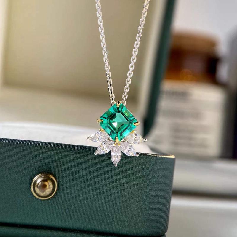 Gold-Plated Sterling Silver Diamond Pendant Necklace for Women - Luxurious and Elegant Design 925 Silver
Gold-Plated Sterling Silver Diamond Pendant Necklace for Women - Luxurious and Elegant Design 925 Silver