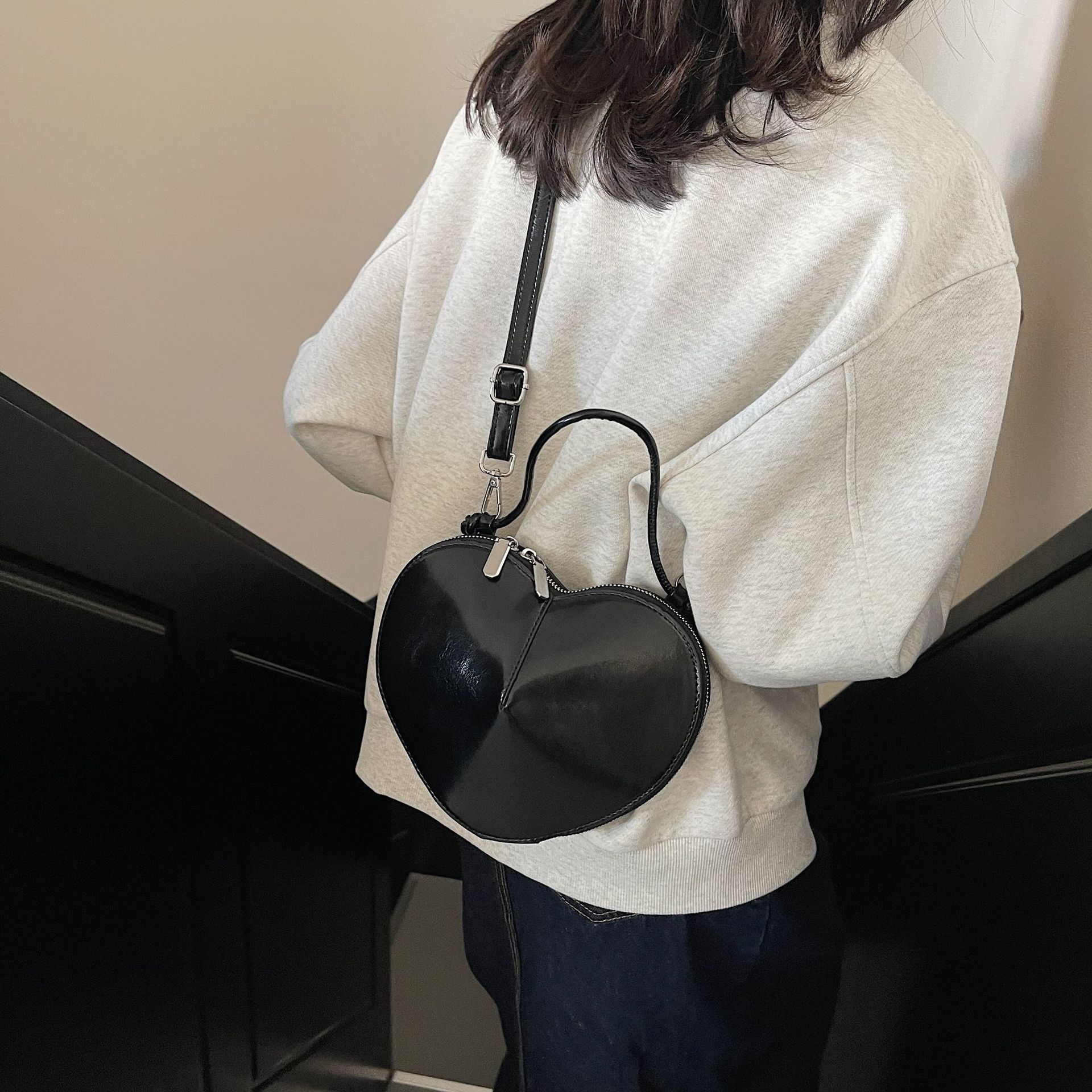 Niche design women s bag love peach heart bag high sense simple armpit bag change mobile phone bag fashion messenger bag чорний
Niche design women s bag love peach heart bag high sense simple armpit bag change mobile phone bag fashion messenger bag чорний