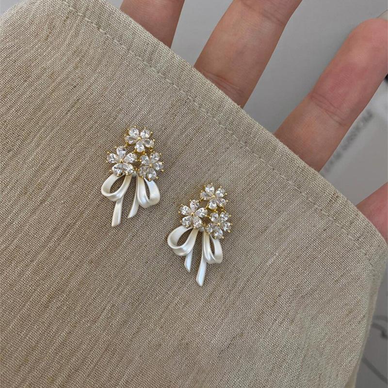 Циркониевые серьги-пусеты с цветком и бантом Изысканные серьги-пусеты в стиле легкой роскоши Модные универсальные серьги с высоким чувством стиля
Циркониевые серьги-пусеты с цветком и бантом Изысканные серьги-пусеты в стиле легкой роскоши Модные универсальные серьги с высоким чувством стиля