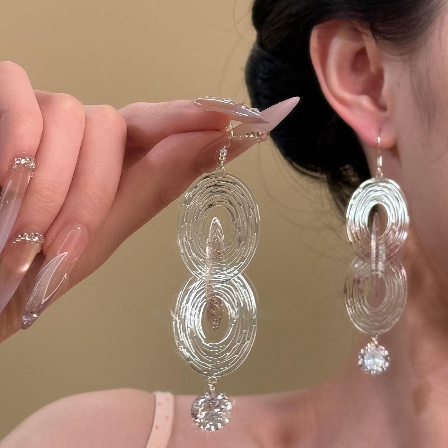 Zircon hollow oval fringed ear hook European and American personalized fashion simple earrings light luxury high-end earrings
Zircon hollow oval fringed ear hook European and American personalized fashion simple earrings light luxury high-end earrings