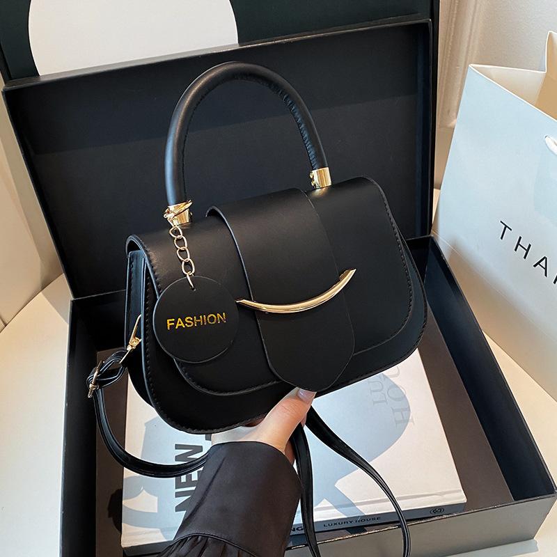 Niche design sense solid color versatile personality simple small square bag women s high-end temperament commuting shopping messenger bag чёрный
Niche design sense solid color versatile personality simple small square bag women s high-end temperament commuting shopping messenger bag чёрный