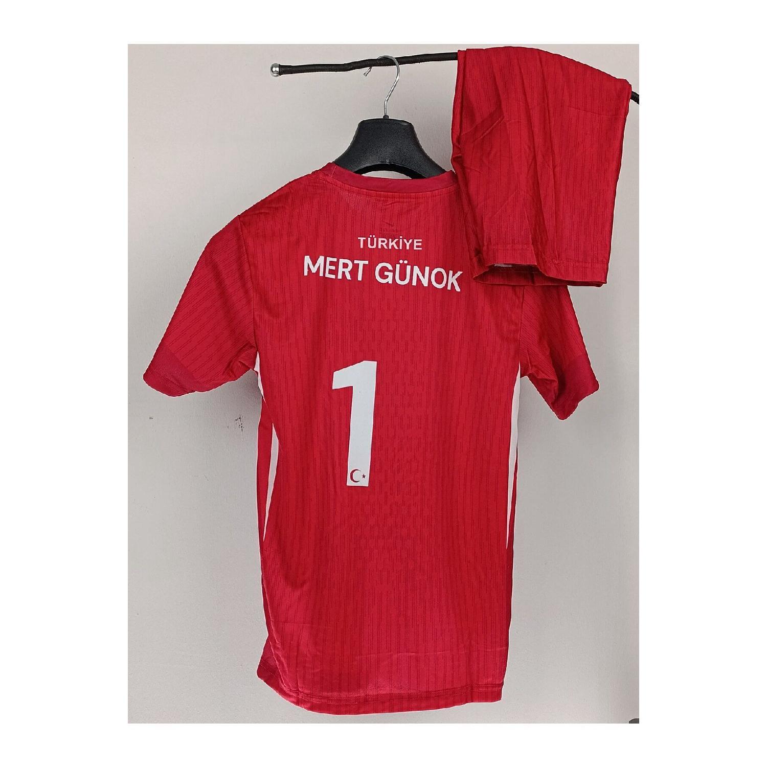 Trkiye Euro 2024 Mert Gnok, Red Astroturf Jersey-shorts-socks-wristband 3-4 Yaş чистый
Trkiye Euro 2024 Mert Gnok, Red Astroturf Jersey-shorts-socks-wristband 3-4 Yaş чистый