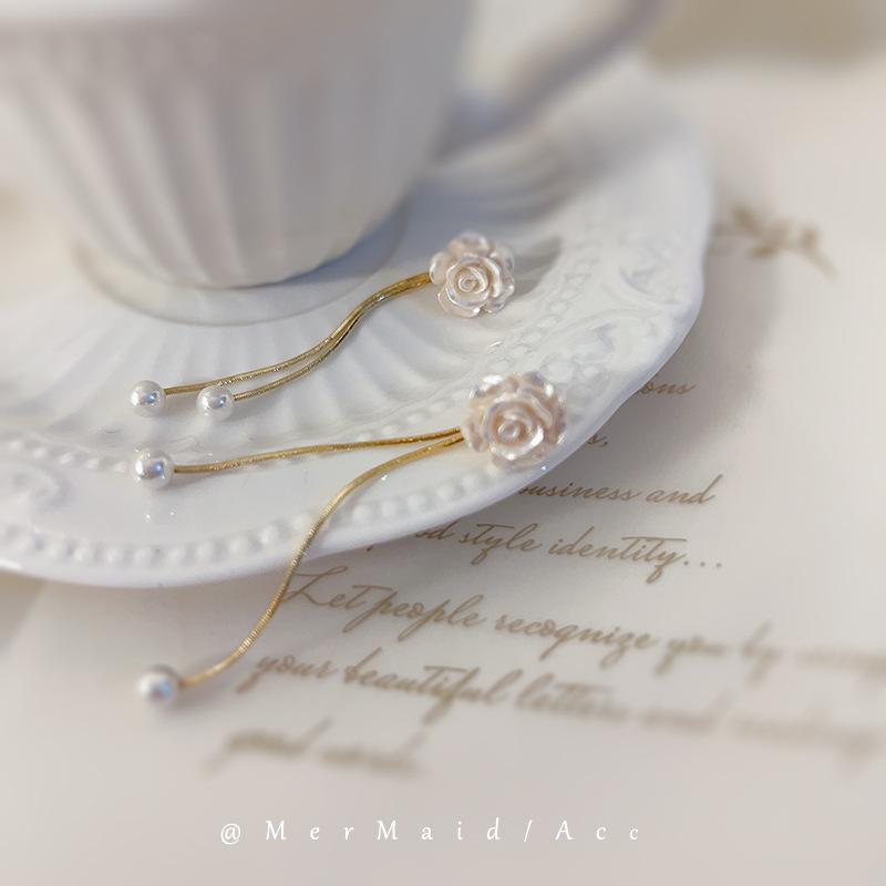Camellia fringed earrings, niche design sense, high-end light luxury stud earrings, women s earrings, earclips, temperament, celebrity round face
Camellia fringed earrings, niche design sense, high-end light luxury stud earrings, women s earrings, earclips, temperament, celebrity round face