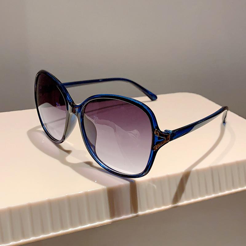 KAMMPT Women Oversized Sunglasses 2024 New in Vintage Round Gradient Outdoor Shades Stylish Ins Luxury Brand Design Sun Glasses without case
KAMMPT Women Oversized Sunglasses 2024 New in Vintage Round Gradient Outdoor Shades Stylish Ins Luxury Brand Design Sun Glasses without case