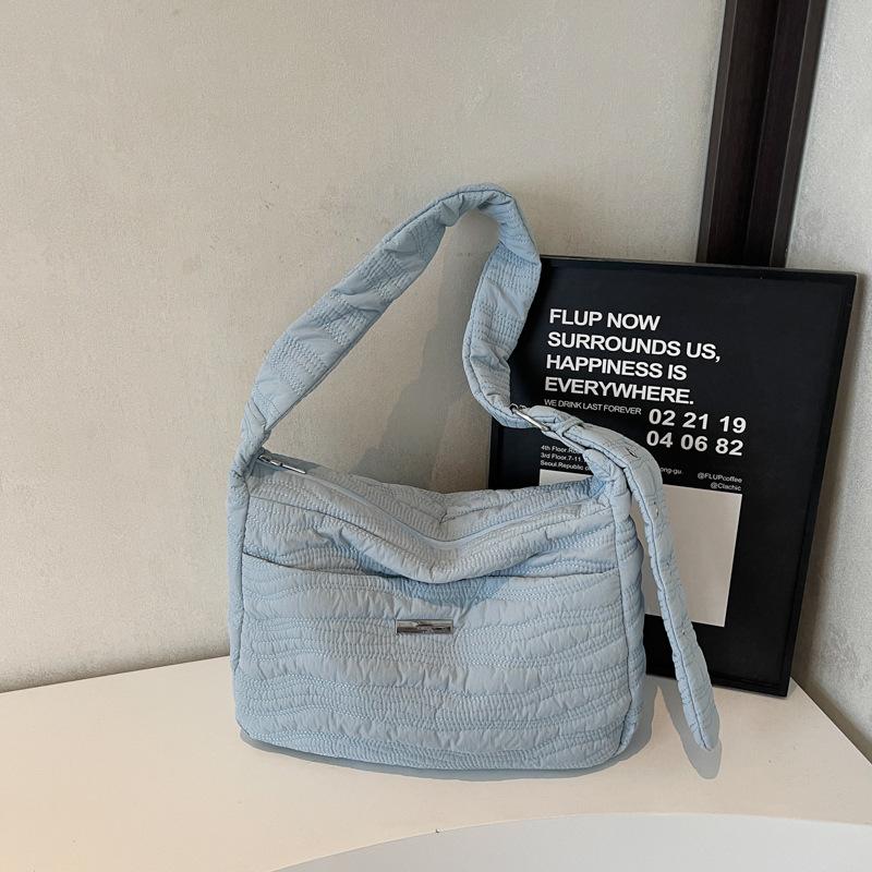 Versatile niche high-end single shoulder underarm bag women s summer new large-capacity tote bag чорний
Versatile niche high-end single shoulder underarm bag women s summer new large-capacity tote bag чорний