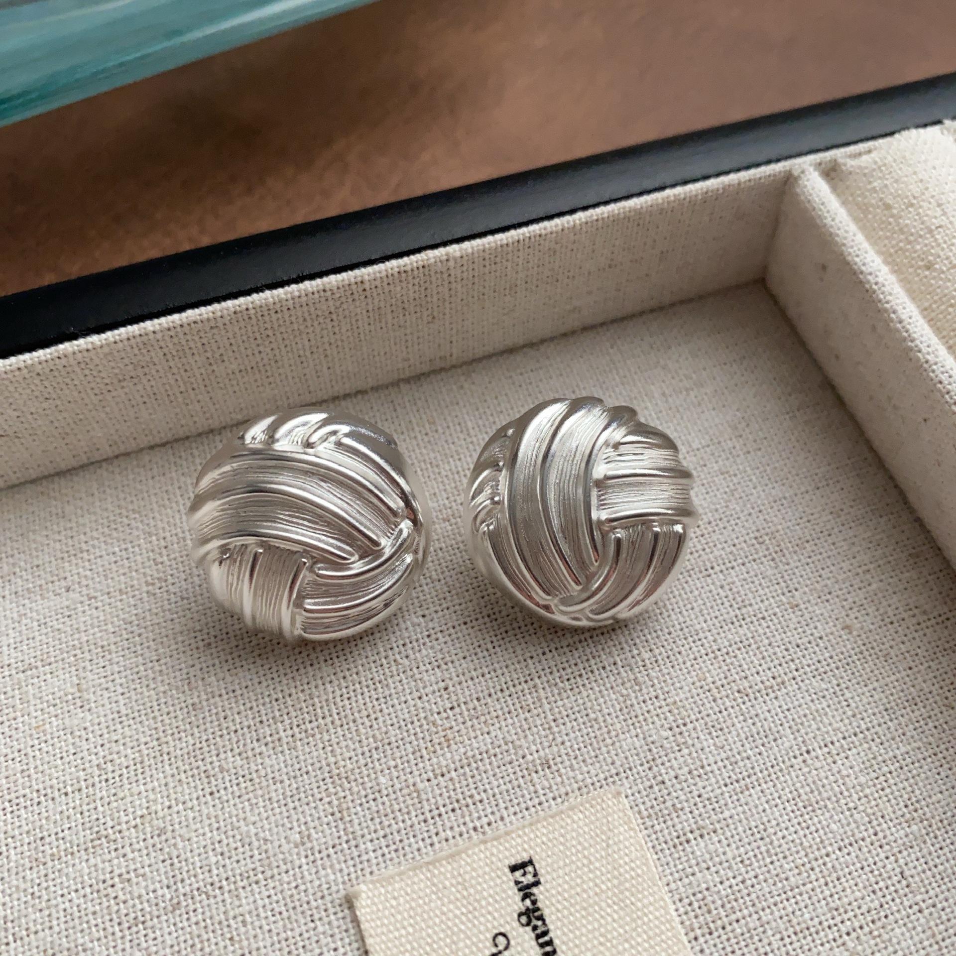 Light luxury three-dimensional woven ball metal stud earrings classic retro earrings high sense fashion versatile temperament daily earrings
Light luxury three-dimensional woven ball metal stud earrings classic retro earrings high sense fashion versatile temperament daily earrings