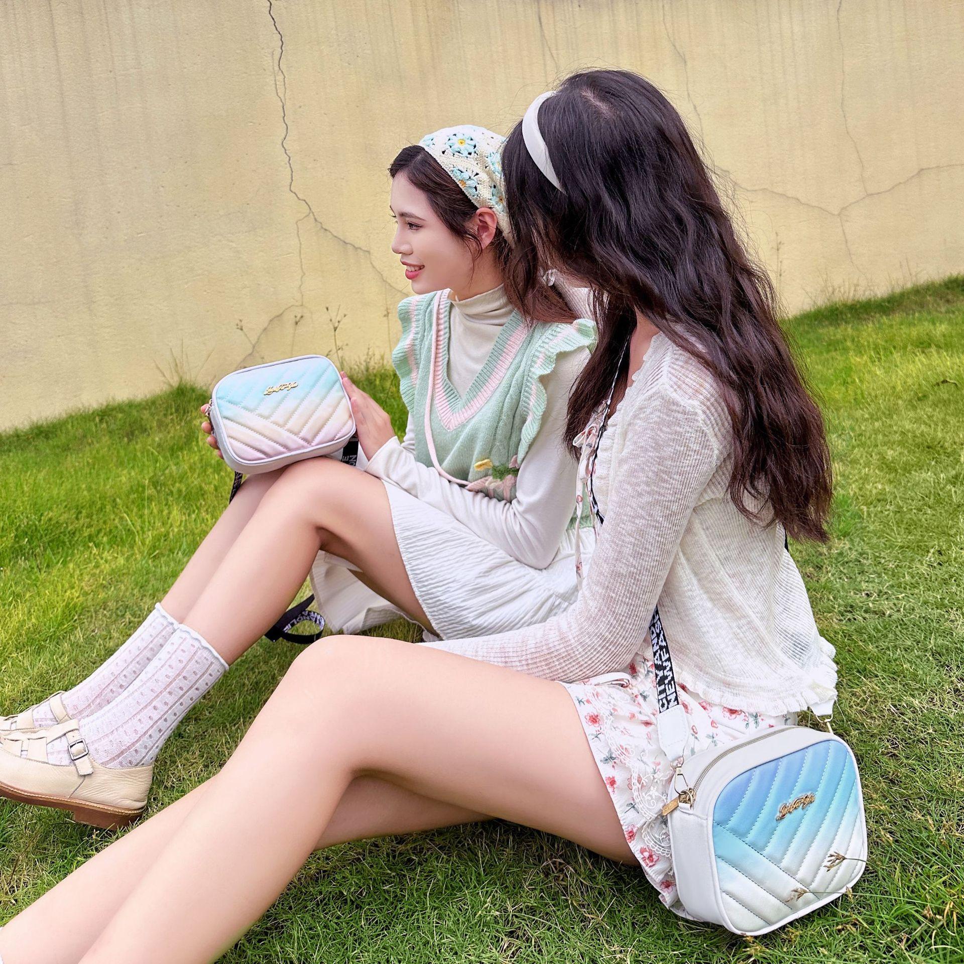 2025 autumn and winter fashion fresh rainbow gradual change color small square bag personalized twill embroidery shoulder women s bag mobile phone bag зелений
2025 autumn and winter fashion fresh rainbow gradual change color small square bag personalized twill embroidery shoulder women s bag mobile phone bag зелений