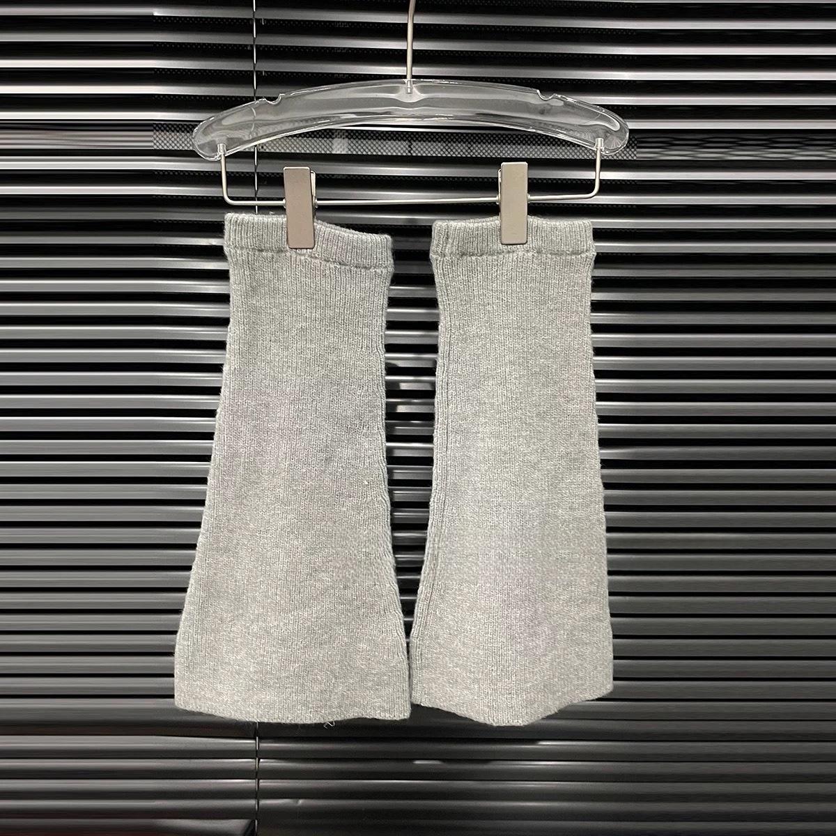 2025 Autumn/Winter Women s Cable Knit Sweater Set: Cozy Knitwear with Shorts & Leg Warmers, Three-Piece Small
2025 Autumn/Winter Women s Cable Knit Sweater Set: Cozy Knitwear with Shorts & Leg Warmers, Three-Piece Small