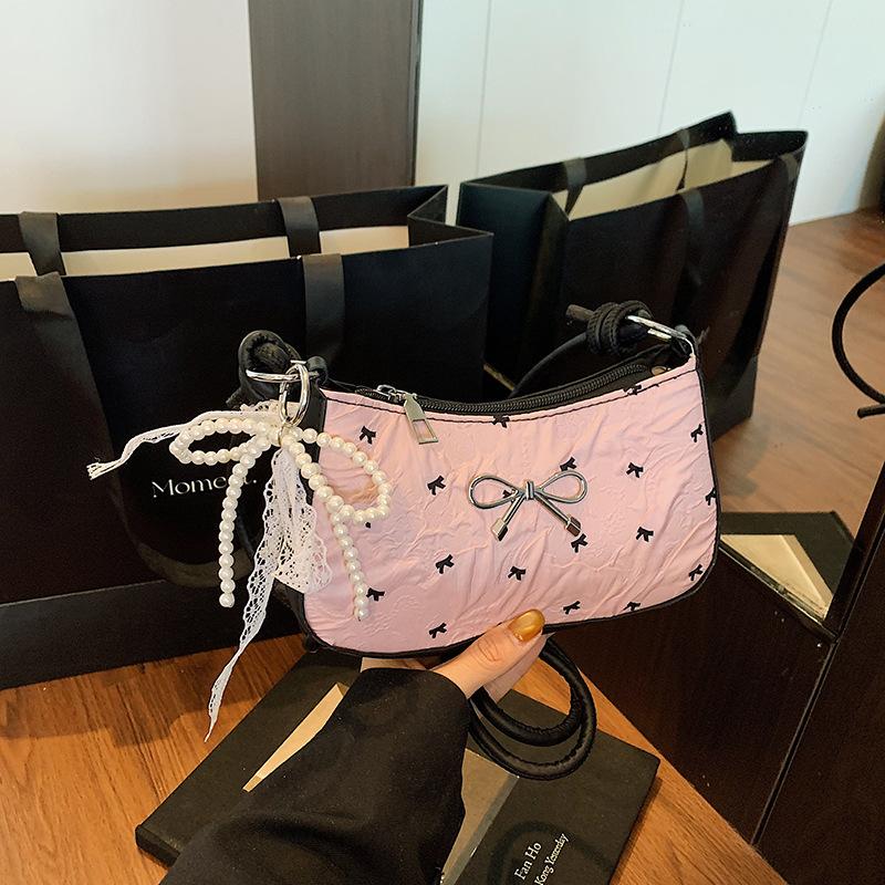 Розовая супер огонь сумка-багет полумесяц подмышку женская лето 2025 новая высококлассная легкая роскошь нишевая на плечо маленькая квадратная сумка Without pendant