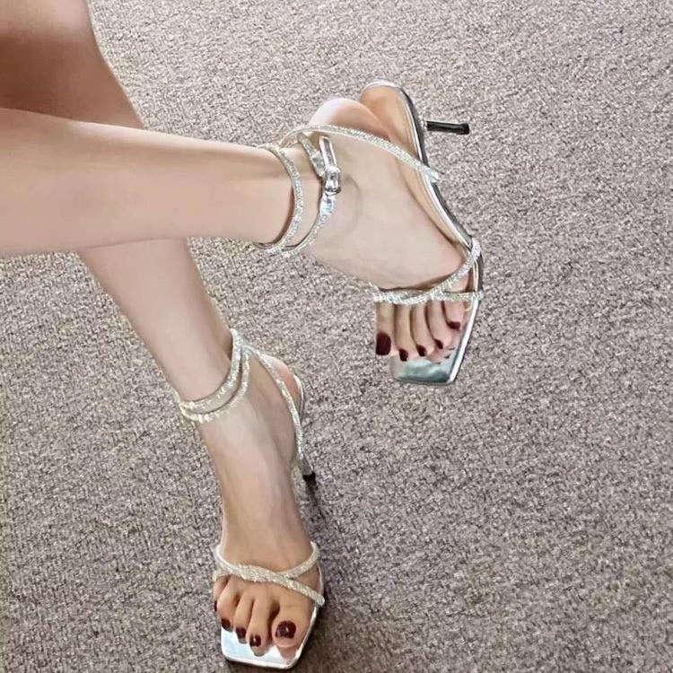 Sandals women s sexy thin heels new temperament word with sandals rhinestone high heels cool slippers women 39 срібний
Sandals women s sexy thin heels new temperament word with sandals rhinestone high heels cool slippers women 39 срібний