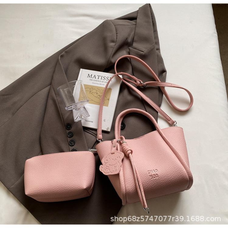 Retro versatile large-capacity portable bucket bag women s 2025 spring new shoulder bag solid color simple messenger bag рожевий
Retro versatile large-capacity portable bucket bag women s 2025 spring new shoulder bag solid color simple messenger bag рожевий