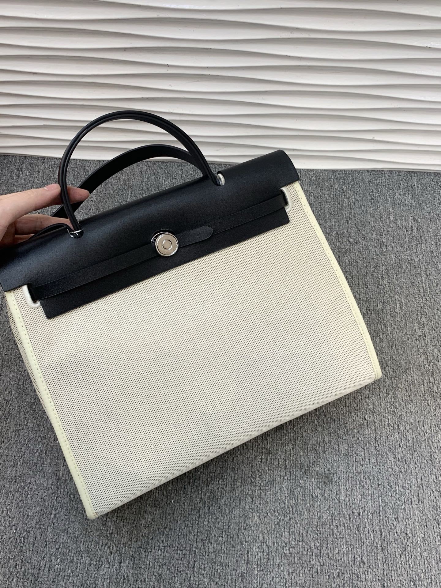Cross-border new calfskin with canvas herbag31 versatile practical single shoulder oblique span bag delivery default no logo Length 31cm, width 10cm, height 25cm
Cross-border new calfskin with canvas herbag31 versatile practical single shoulder oblique span bag delivery default no logo Length 31cm, width 10cm, height 25cm