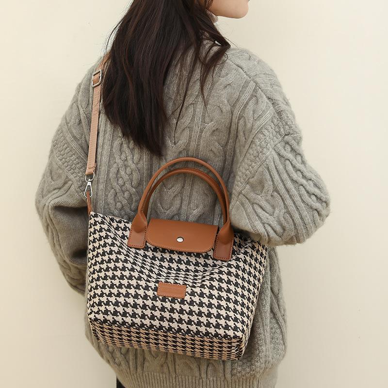 Женская сумка на одно плечо, модная сумка, женская сумка большой вместимости.
Женская сумка на одно плечо, модная сумка, женская сумка большой вместимости.