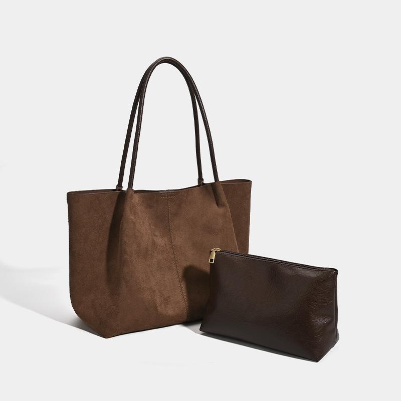 Autumn and winter large-capacity retro suede new casual commuting shoulder portable mother and child bag tote bag світло-коричневого кольору
Autumn and winter large-capacity retro suede new casual commuting shoulder portable mother and child bag tote bag світло-коричневого кольору