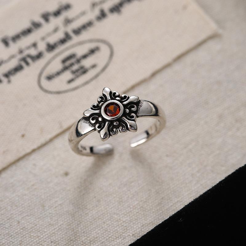 Уникальное регулируемое кольцо из меди в стиле ретро для женщин, украшенное элегантными цирконами
Уникальное регулируемое кольцо из меди в стиле ретро для женщин, украшенное элегантными цирконами