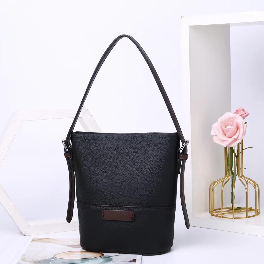 New fashionable versatile leather underarm bag vertical simple togo cowhide women s shoulder messenger bag 16*8*19CM коричневий
New fashionable versatile leather underarm bag vertical simple togo cowhide women s shoulder messenger bag 16*8*19CM коричневий