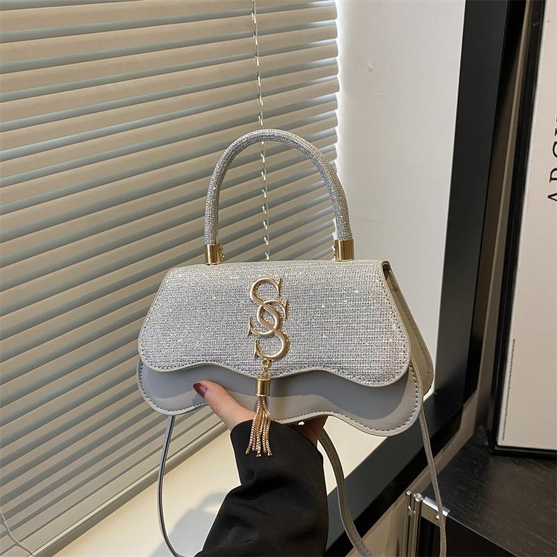Trend retro design sense spring new fashion popular shoulder messenger bag texture portable small square bag women серебряный
Trend retro design sense spring new fashion popular shoulder messenger bag texture portable small square bag women серебряный