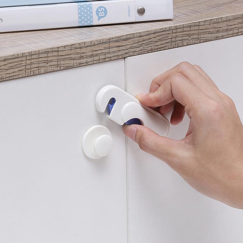 KM.534 Child Safety Lock: Prevents Children from Opening Fridge, Water Dispenser, Cabinet Doors - Child Protection Latch.
KM.534 Child Safety Lock: Prevents Children from Opening Fridge, Water Dispenser, Cabinet Doors - Child Protection Latch.
